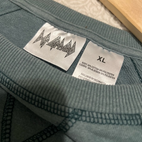 Def Leppard Sweatshirt Embroidered Front 90’s Style Distressed Women’s XL - Picture 6 of 9